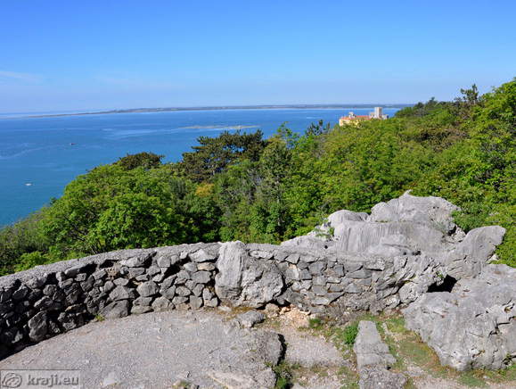 Vojaška postojanka in Devinski grad v ozadju