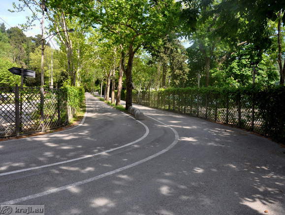 Road to the parking area at beach