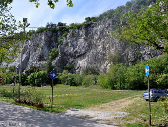 Parking area at beach, above Rilke Trail