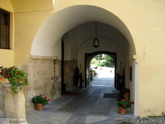 Intermediate corridor between outer part and inner yard