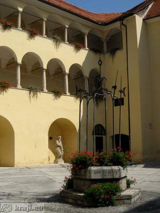 Well on the castle yard