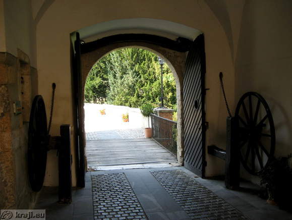 Wheels of drawbridge