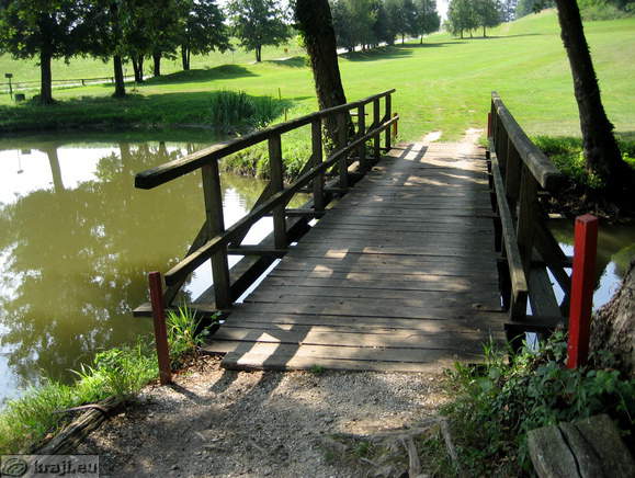 Pogled na brv in golf igrišče v ozadju