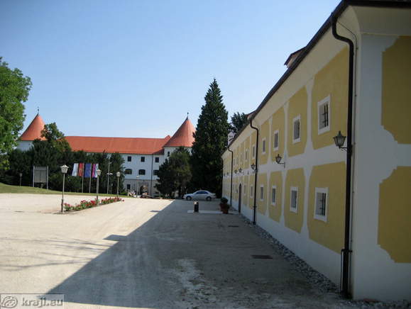 Depandanse Golf Grad Mokrice in grad Mokrice v ozadju