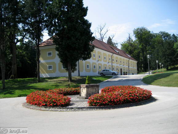 Pogled proti depandansam Golf Grad Mokrice