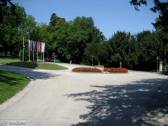 Parkirišče pred gradom Mokrice