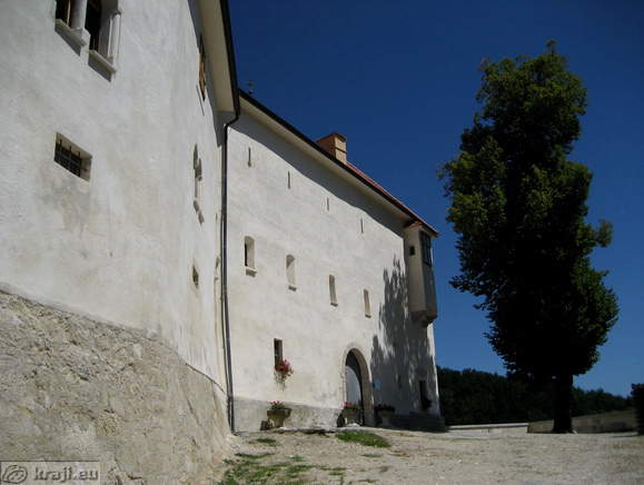 Yard in front of the entrance into castle