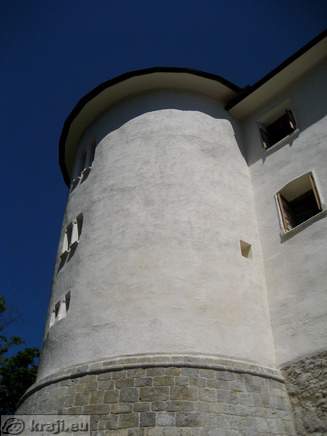 Tower along the way to the Castle Pisece