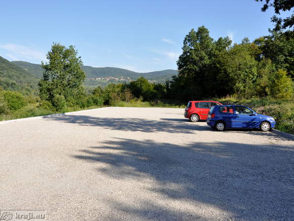 Parkirišče nad vasjo Damelj