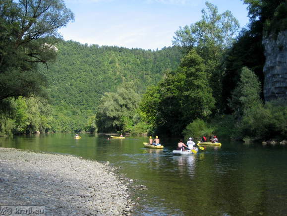 Več čolnov na reki Kolpi v popoldanskem času