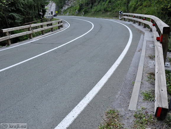 Cesta proti mejnemu prehodu Petrina