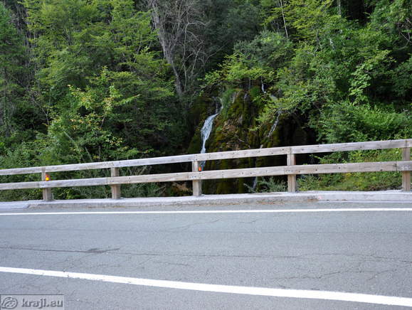 Slap Nežica ob glavni cesti