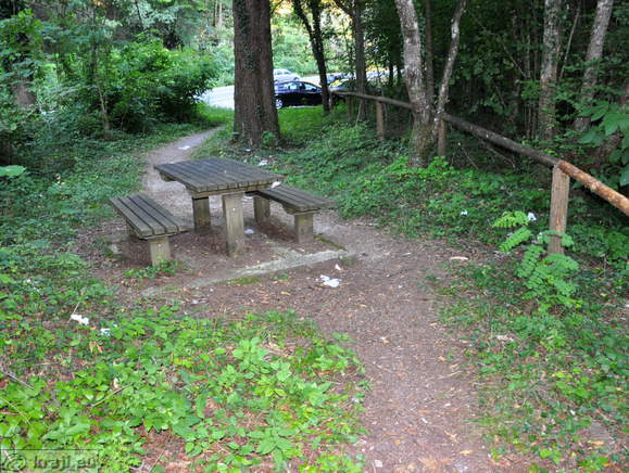 Prostor za počitek ob parkirišču