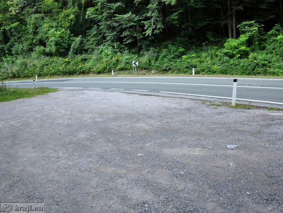 Parkirišče v bližini slapu Nežica ob cesti Kočevje - mejni prehod Petrina