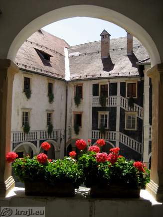 Grad Rajhenburg v Brestanici <br> Pogled s terase na grajsko dvorišče