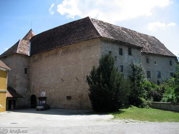 Grad Rajhenburg v Brestanici <br> Grad Rajhenburg in parkirišče