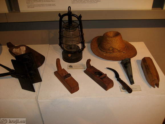 Različni predmeti v razstavi o menihih trapistih