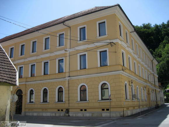 Hočevarjev trg <br> Nekdanja ljudska in meščanska šola