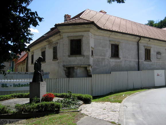 Hočevarjev trg <br> Valvasorjev spomenik in hiša v ozadju
