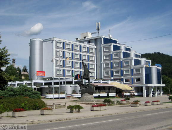 Trg Matije Gubca <br> City Hotel s spomenikom Matiji Gubcu spredaj