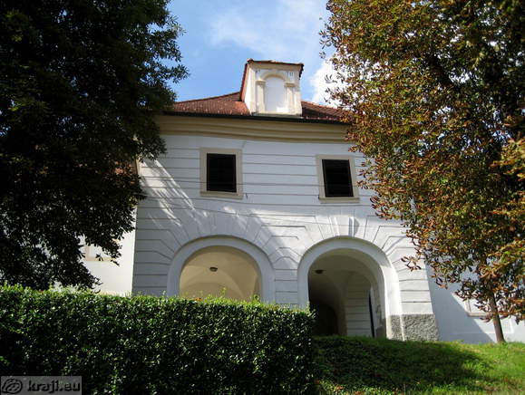 Galerija Vladimirja Štovička <br> Pogled na Galerijo Štoviček izpred gradu Leskovec