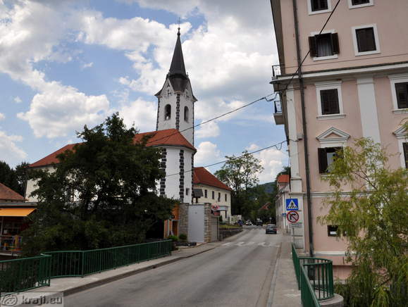 Cesta skozi Dolenjske Toplice v smeri proti Novemu mestu