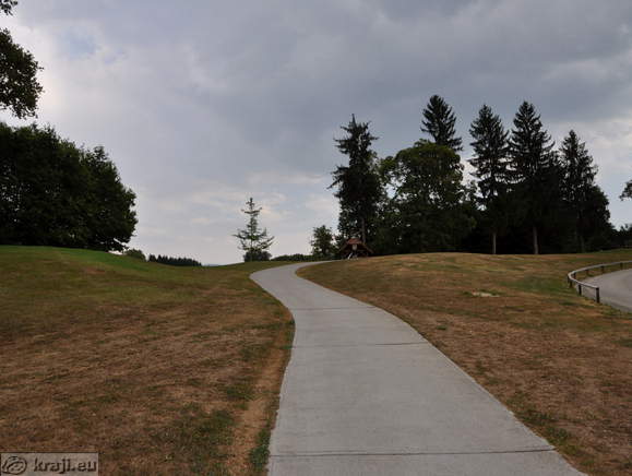 Path to the hole 1
