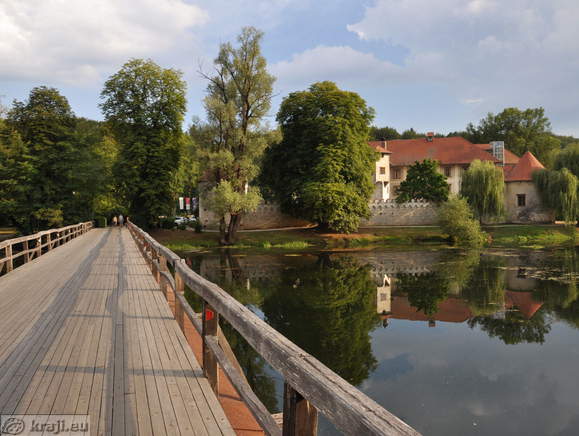 Most, ki vodi do gradu Otočec