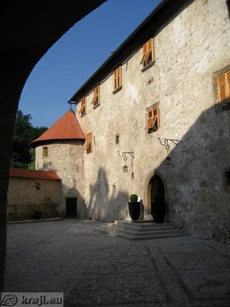 Grad Otočec - Grajsko dvorišče