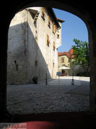 Prehod na grajsko dvorišče
