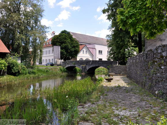 Bridge between Skrabec Square and Ribnica Castle