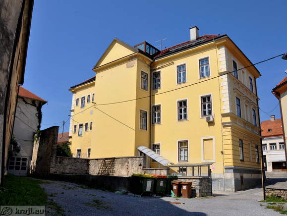 Srednja šole od zadaj