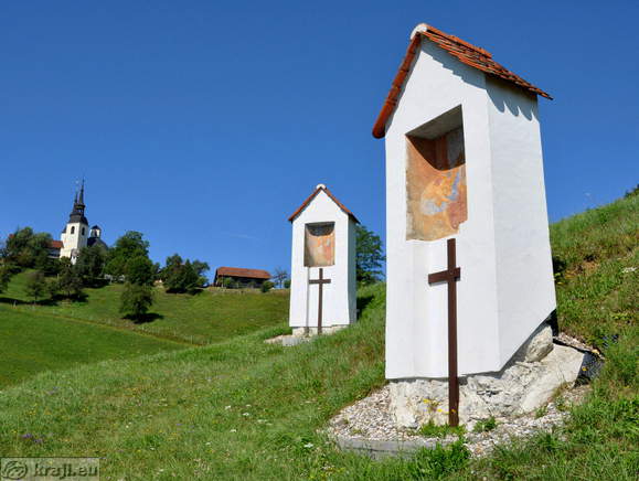 Križev pot s cerkvijo na Veseli Gori v ozadju