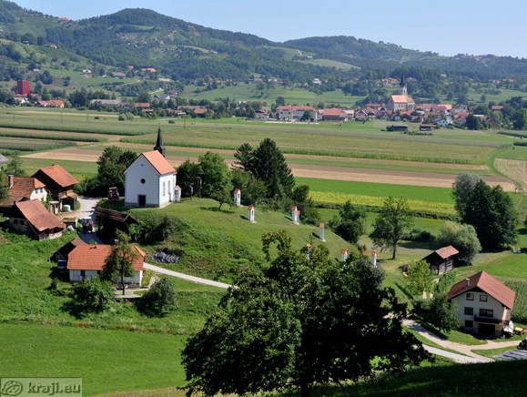 Križev pot in Šentrupert v ozadju