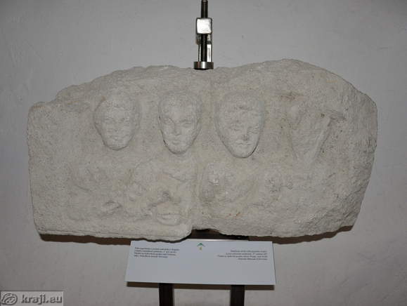 Tombstone niche with portraits