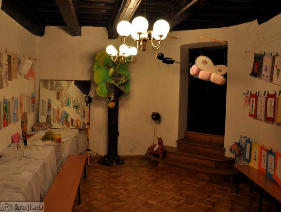 Soba z lutkami in slikami