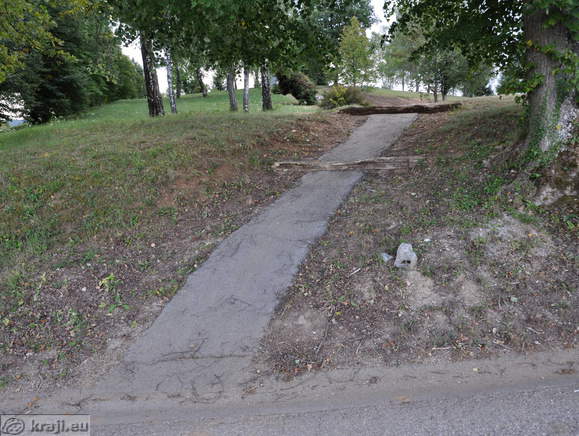 Zuzemberk - Denkmal für die Nationale Befreiungskrieg gewidmet auf Cvibelj