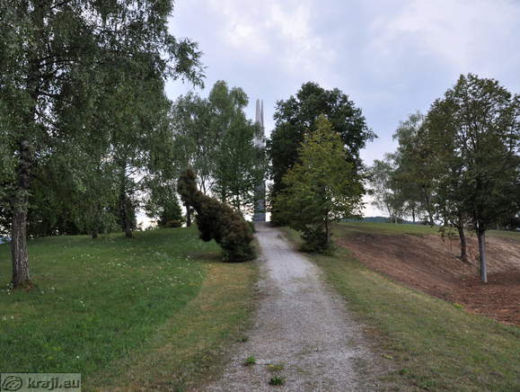 Zuzemberk - Denkmal für die Nationale Befreiungskrieg gewidmet auf Cvibelj
