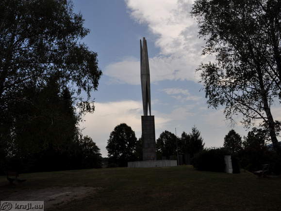 Zuzemberk - Denkmal für die Nationale Befreiungskrieg gewidmet auf Cvibelj