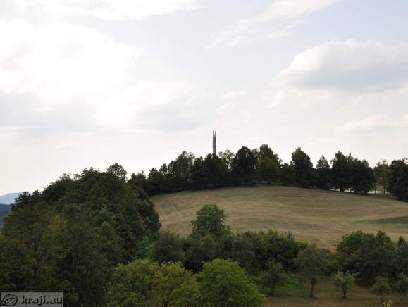 Zuzemberk - Denkmal für die Nationale Befreiungskrieg gewidmet auf Cvibelj