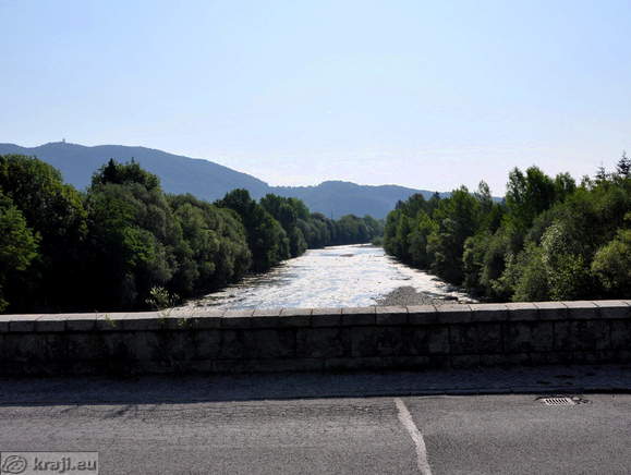 Pogled na reko Savinjo z mostu
