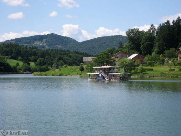 Turistična ladja na Šmartinskem jezeru