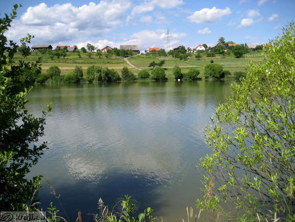 Vas Loče ob Šmartinskem jezeru pri Celju