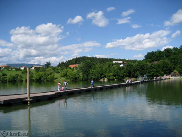 Pontonski most kot del krožne poti okrog dela jezera