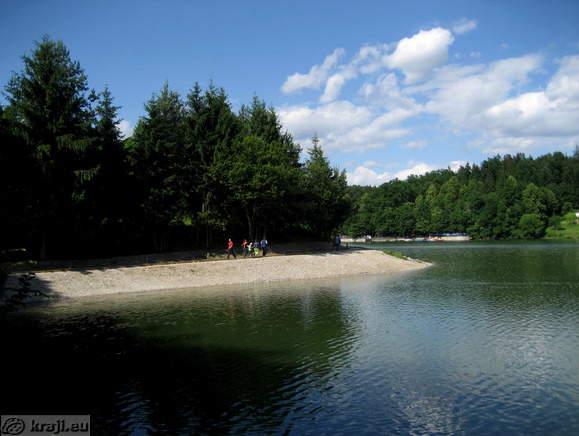 Majhen zaliv na zahodni strani Šmartinskega jezera