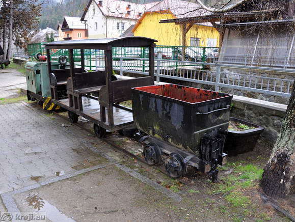 Lokomotiva z vagonom za rudarje in rudo