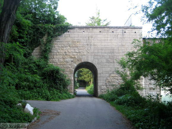 Podvoz pod nekdanjim železničarskim mostom