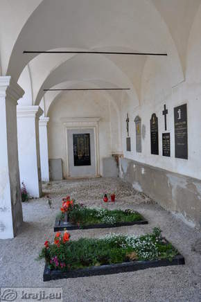 Arkadni hodnik ob cerkvi