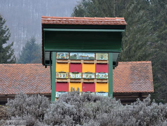 Čebelnjak s sliko samostana Olimje