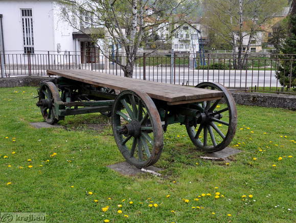 Star voz v bližini avtobusne postaje